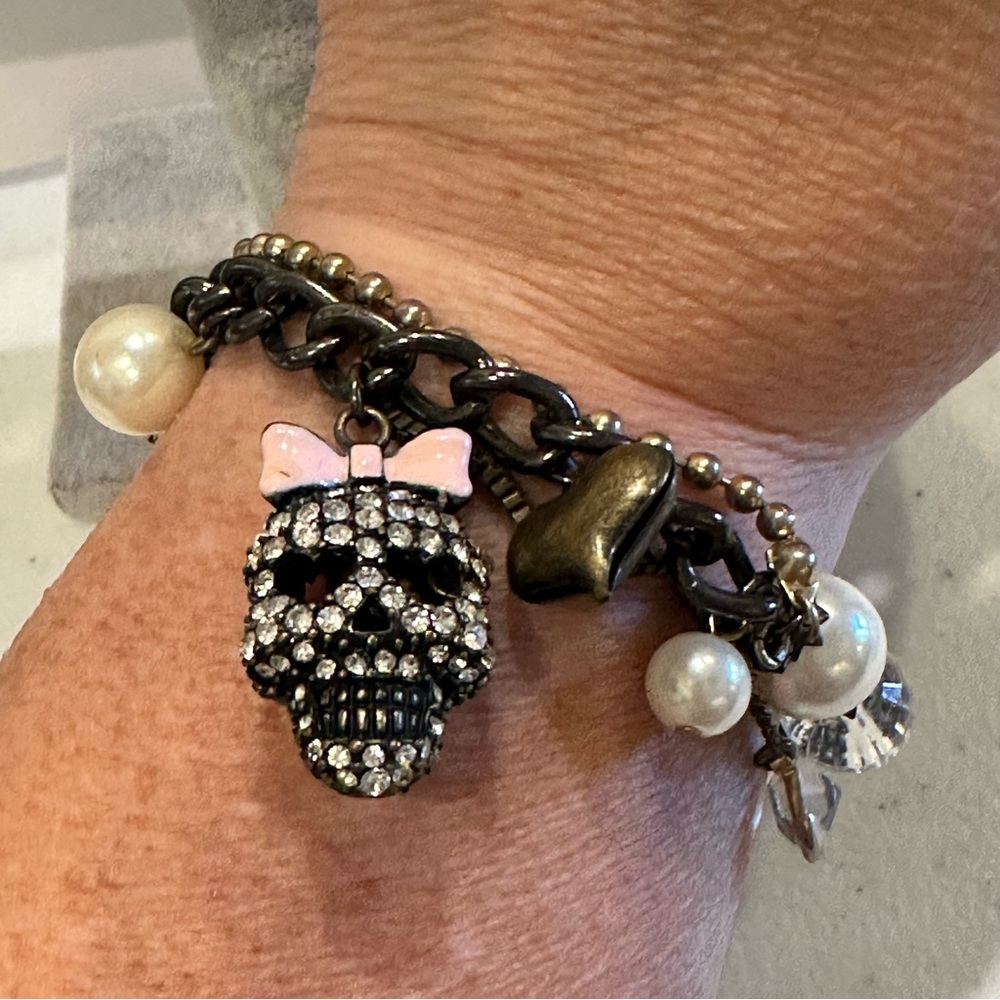 Betsey Johnson rhinestone skull charm Bracelet- stretch w/ faux pearls & beads